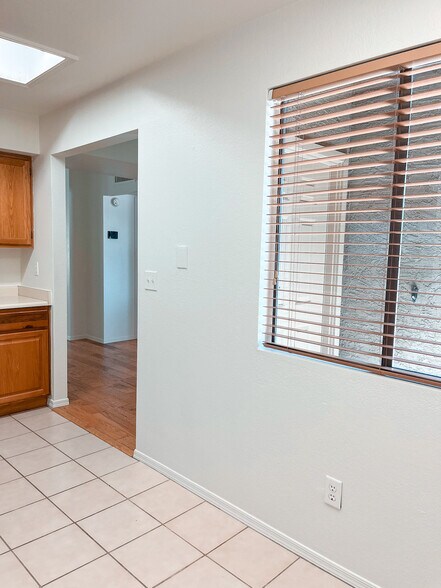 Building Photo - 1915 N Scovel St