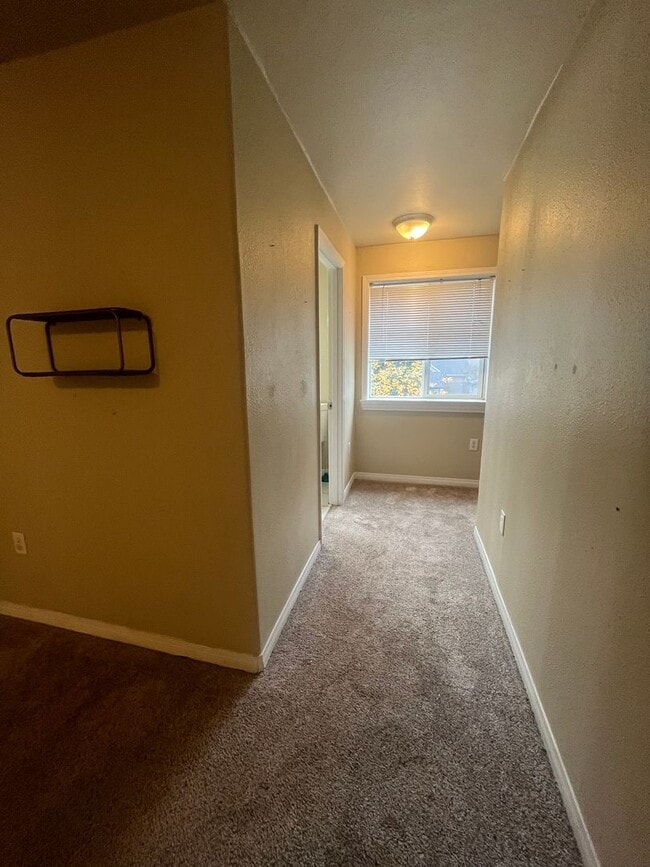 Building Photo - 3-Bedroom 2.5-Bathroom home in Eugene