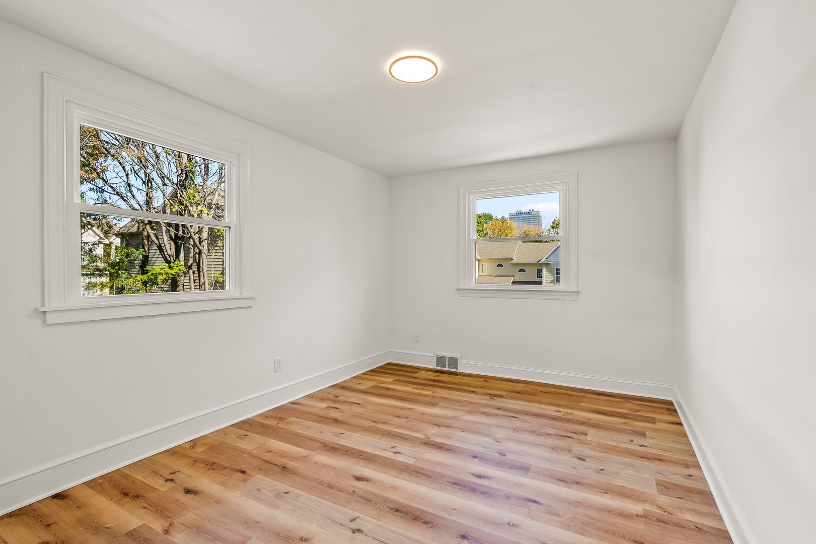 Building Photo - 209 N Spring St