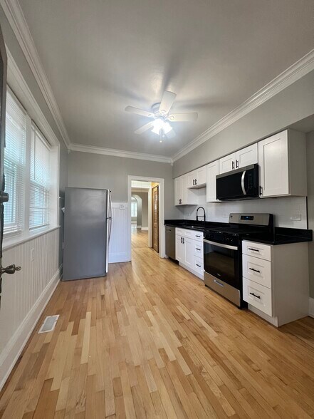 KITCHEN - 3748 W Windsor Ave