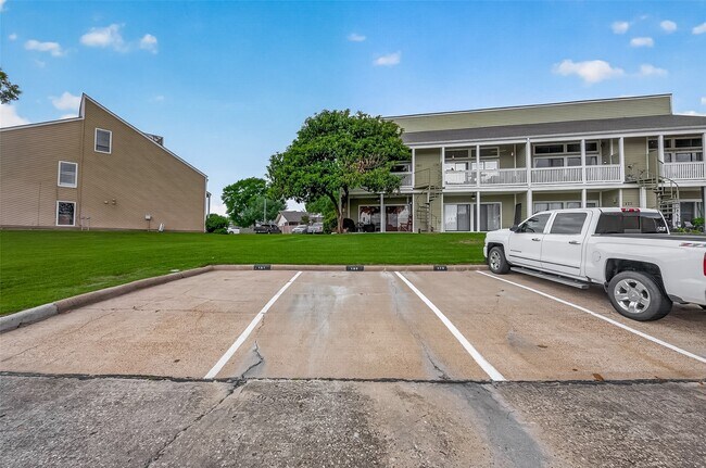 Building Photo - 180 April Point Dr S