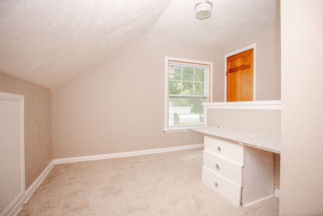 Building Photo - West Toledo 3 Bedroom