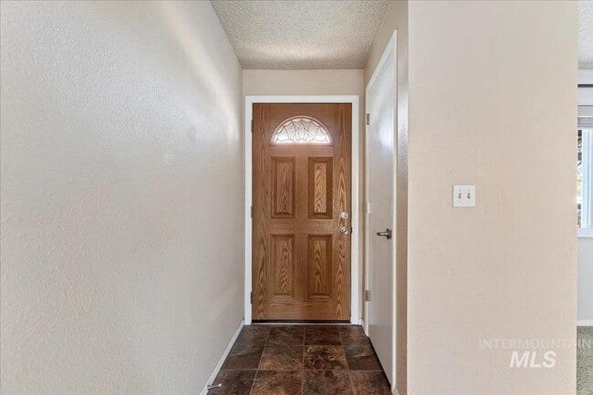 Building Photo - Updated Kuna Home with Private Backyard