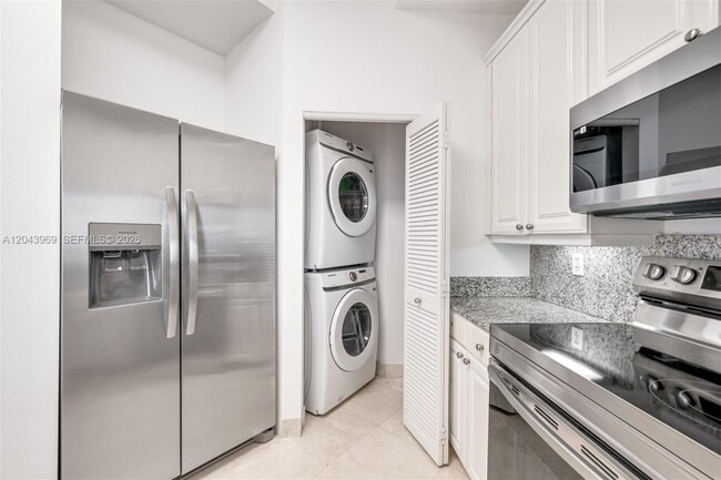 Building Photo - 888 Brickell Key Dr