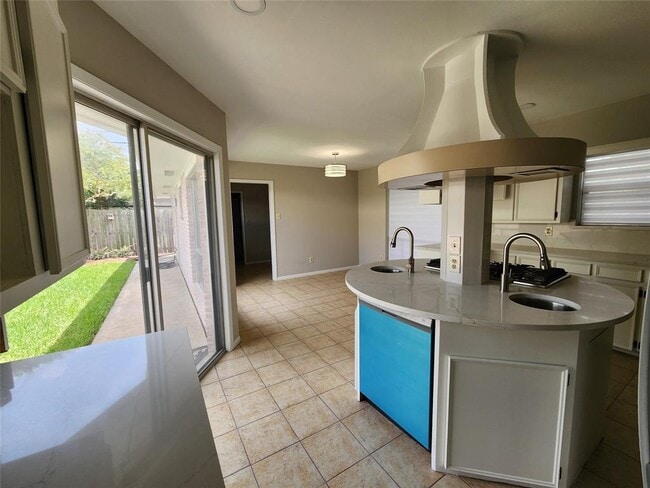 Building Photo - 8023 S Braeswood Blvd