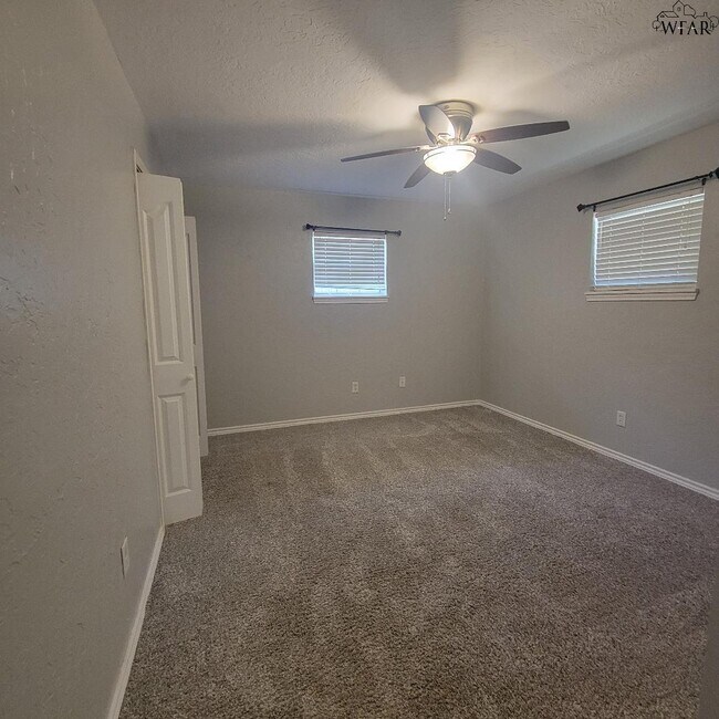 Building Photo - 4444 Phillips Dr