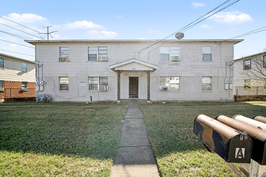 Building Photo - 2216 Riverview Dr