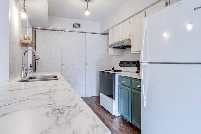 Building Photo - 384 N Post Oak Ln