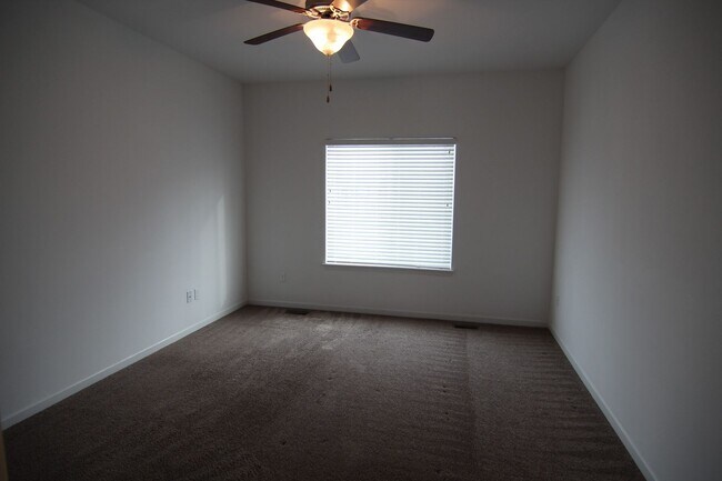 Building Photo - 4 bed/3 bath Split-foyer. Great Location!