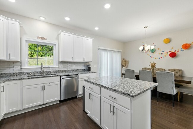 Building Photo - Immaculate Townhouse with Finished Basement