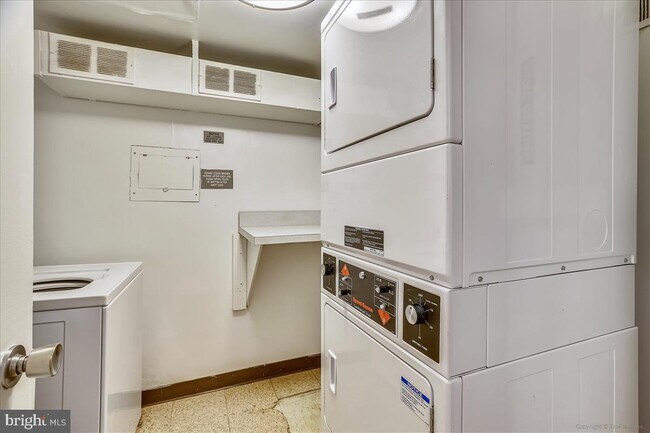 Building Photo - 4 Monroe St