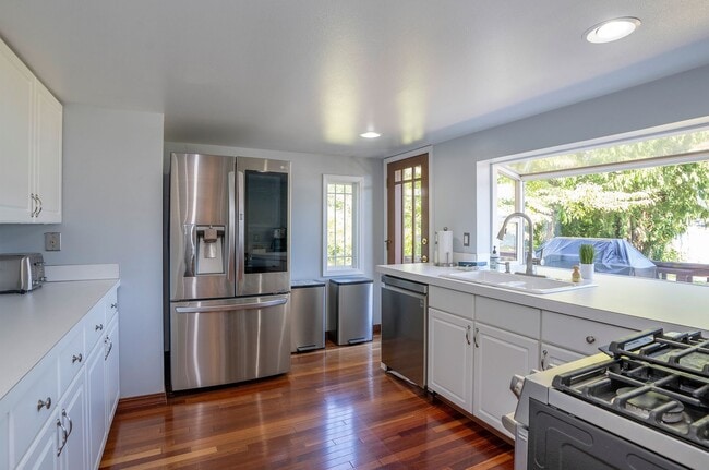 Building Photo - SHORT TERM LEASES! 1-6 months - 3-Bedroom ...