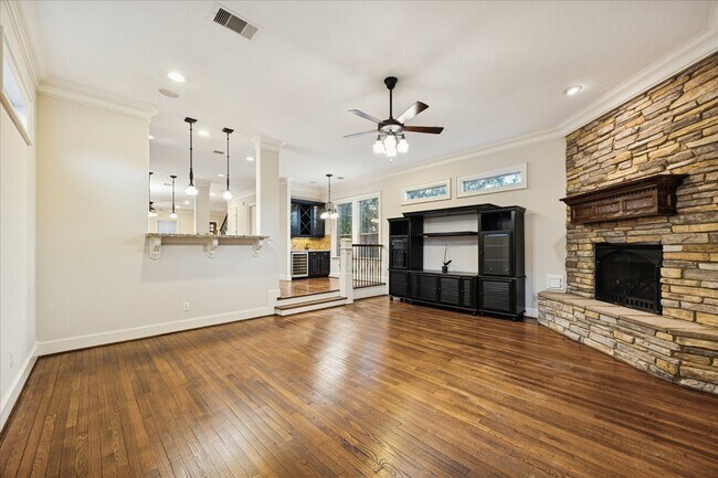 Building Photo - 840 Alexander St