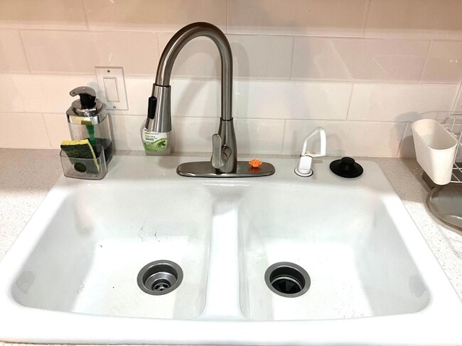 Building Photo - 283 Durham E