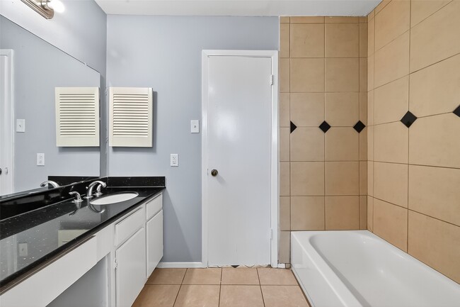 Building Photo - 1842 Freshmeadow Dr