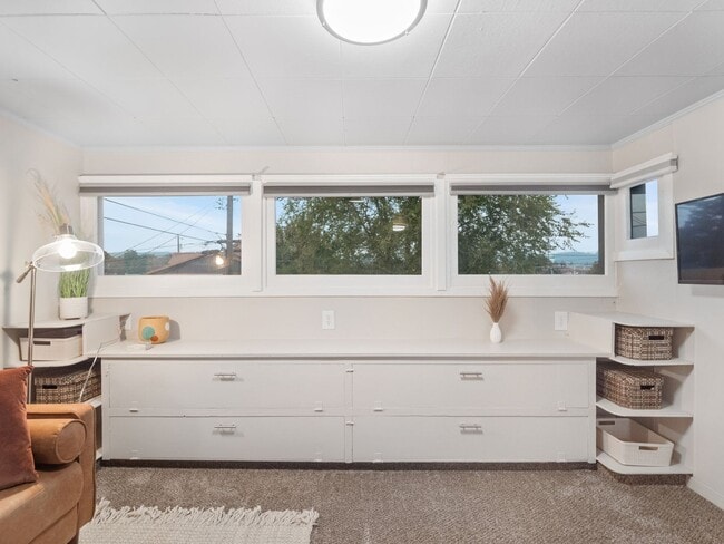 Building Photo - Boho Chic Loft (Furnished)