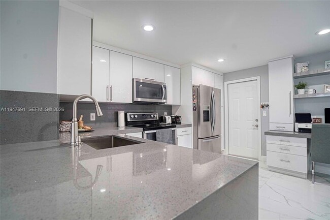 Building Photo - 1261 Presidio Dr