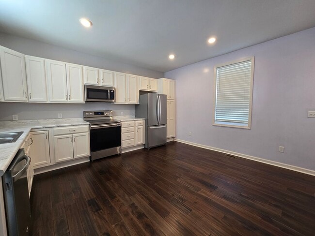 Building Photo - Super, Renovated 3 bed 1 bath! Available Now!