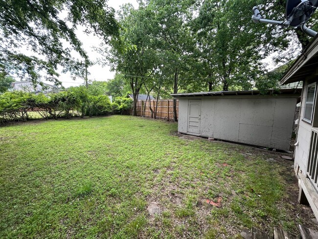 Building Photo - 2512 E 11th Pl