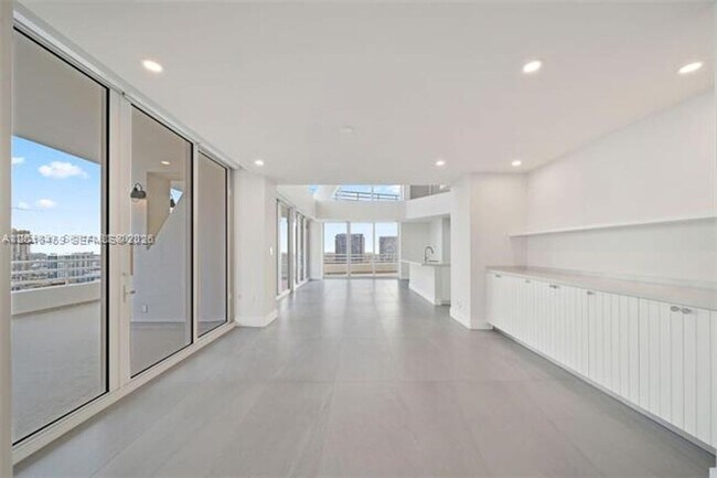Building Photo - 555 NE 34th St