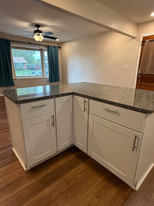 Building Photo - 3 Bedrooms, 1.5 Baths, Ranch in North Roan...