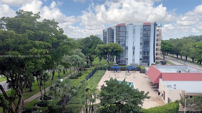 Building Photo - 3301 N Country Club Dr