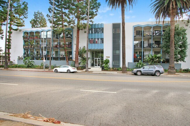Building Photo - Spacious & Bright 3BR Condo with Bonus Room, Secured Parking & Hollywood History!