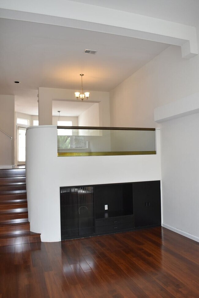 Building Photo - 2 Bed/ 2.5 Bath- Dual Master Townhome in U...