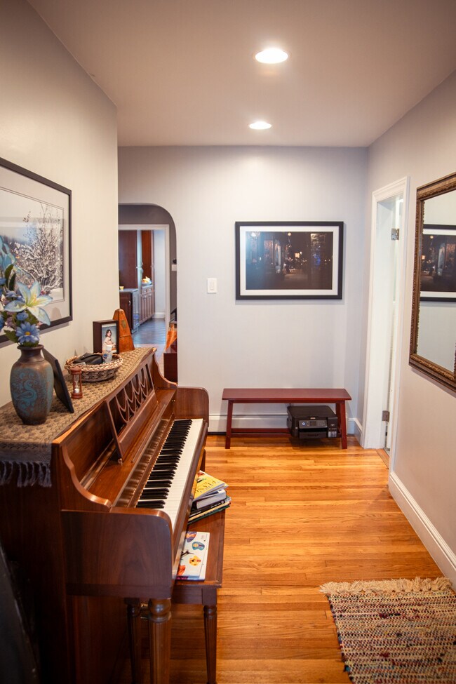 Entry - 36 W Eagle St