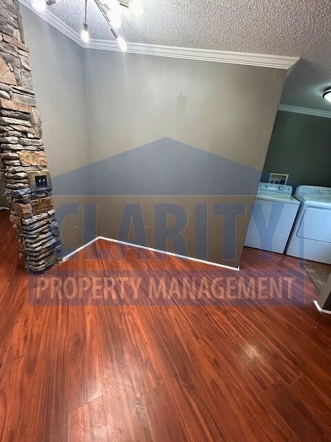 Building Photo - Three bedroom home w/ fenced in yard!