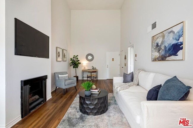 Building Photo - Beautiful 1 bed 3rd floor (top) condo in lakeside community in Culver City