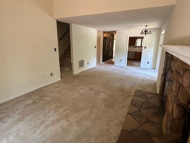 Building Photo - 4 Bed | 2 Bath Townhouse near NCSU - MOVE ...