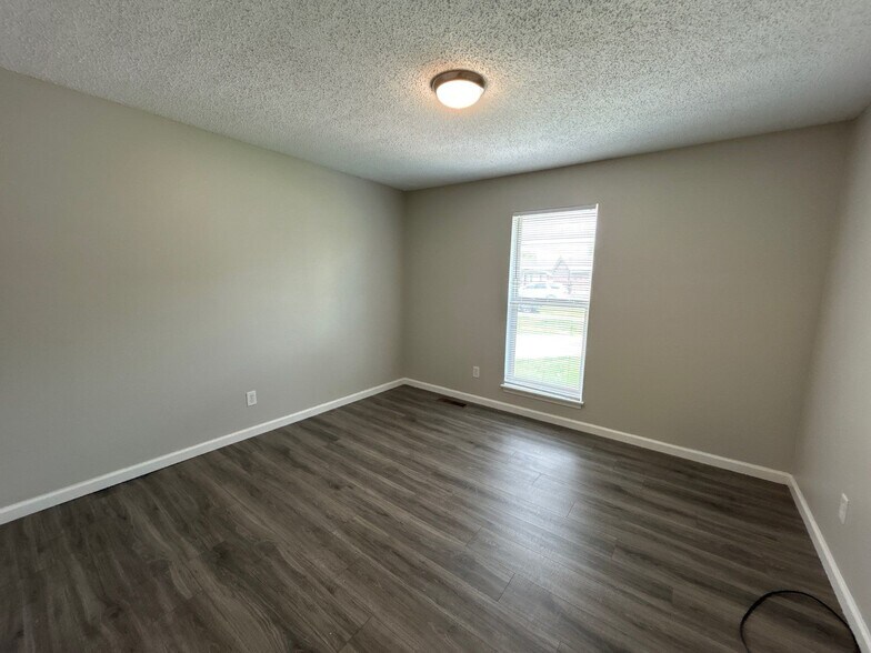Building Photo - 121 Hillshire Cv