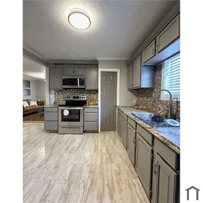 Building Photo - 216 E 33rd St