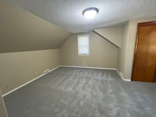 Building Photo - 4 bedroom, 2 bathroom home in the peaceful community of Mahtomedi access to White Bear Lake