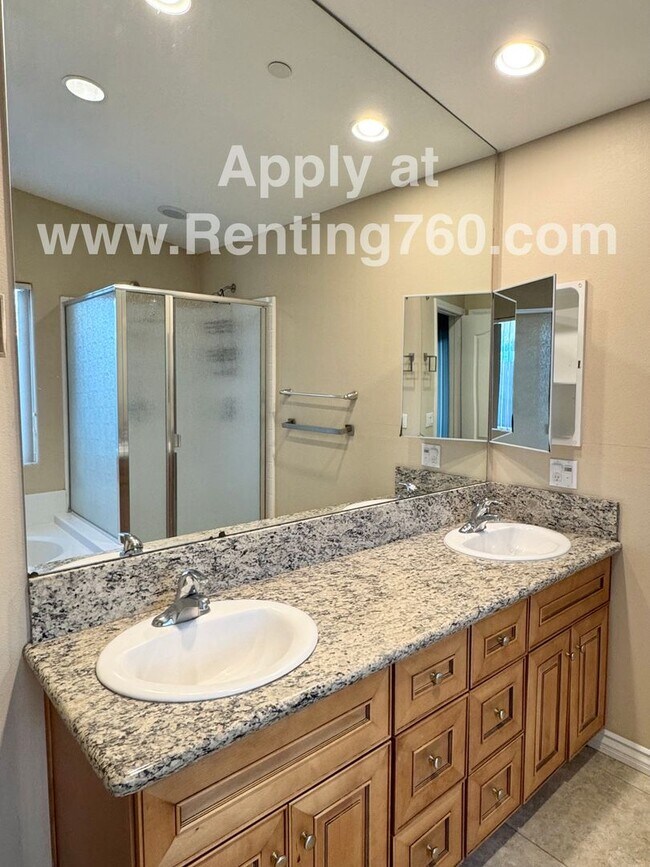 Building Photo - Gorgeous & Spacious 4 Bed Home