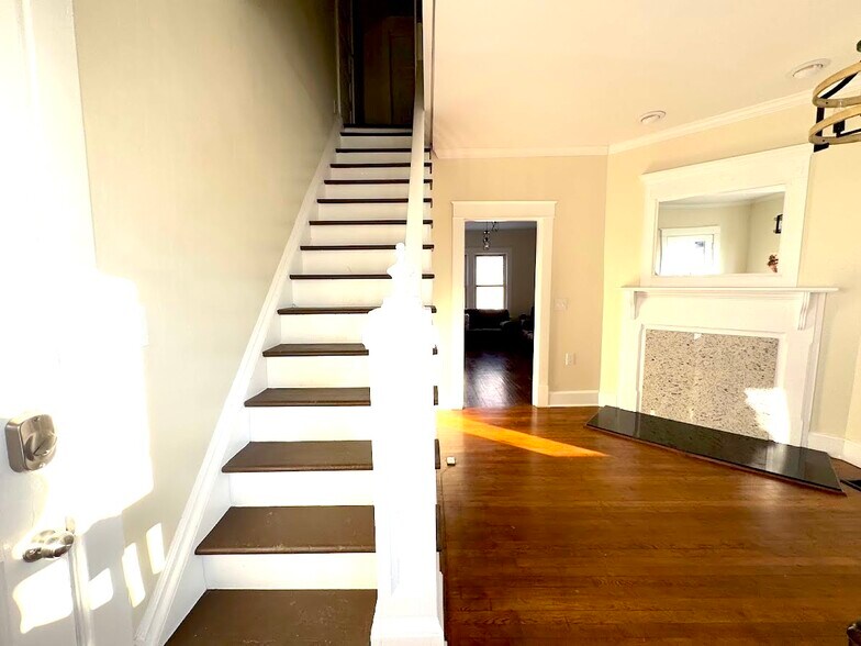 Building Photo - 1233 E Center St