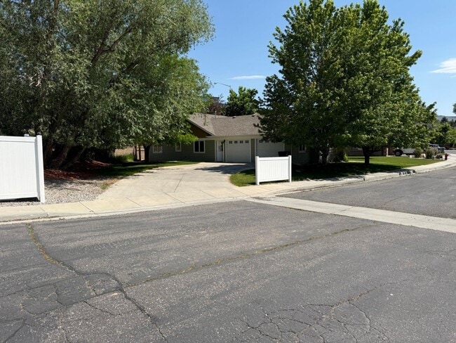 Building Photo - 3 Bed 2 Bath Large Beautiful Home