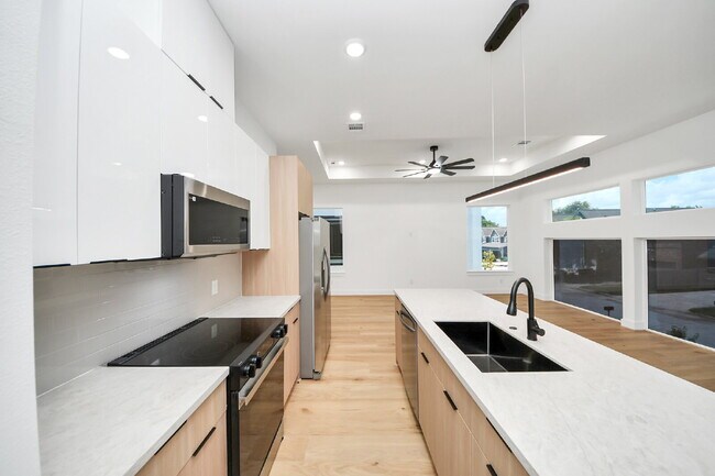 Building Photo - 7117 Eastwood St