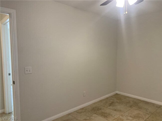 Building Photo - 548 Zuber Ave