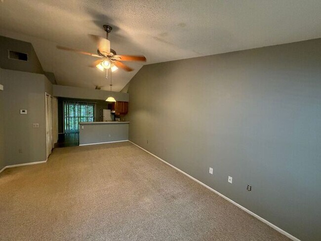 Building Photo - Convenient 2/2 Orlando Condo – Water & Garbage Included!