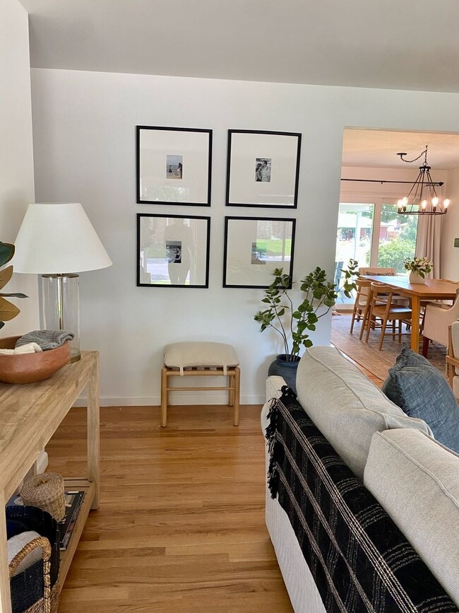 Building Photo - Single Family home half a block from Bible Park.