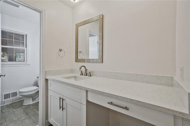 Building Photo - 2041 Collinswood Dr