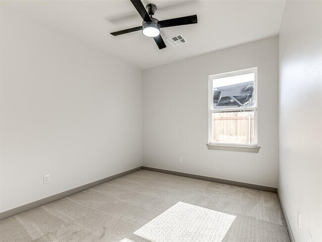 Building Photo - 2633 Crescent Ave