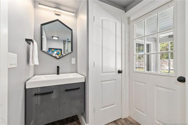 Building Photo - 530 S Manor Dr