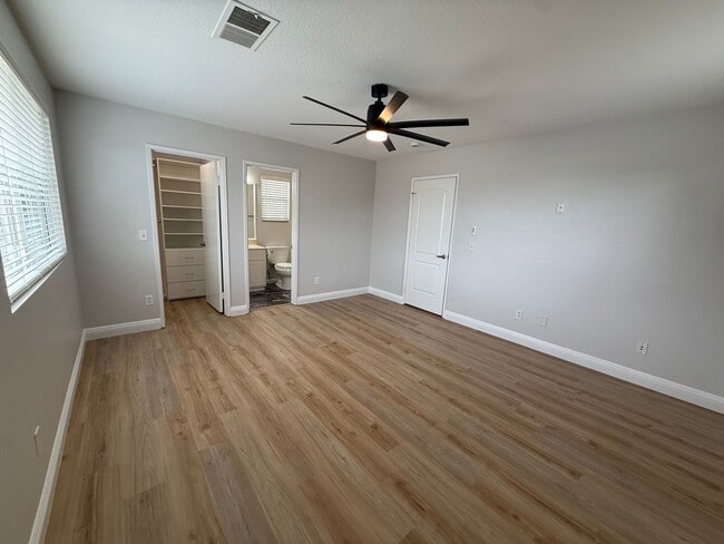 Building Photo - Spacious 6 bedroom 6 bathroom house in cov...