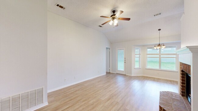 Building Photo - 2 WEEKS FREE!!! NEW PAINT!!!!!! ONLY $1,395!!
