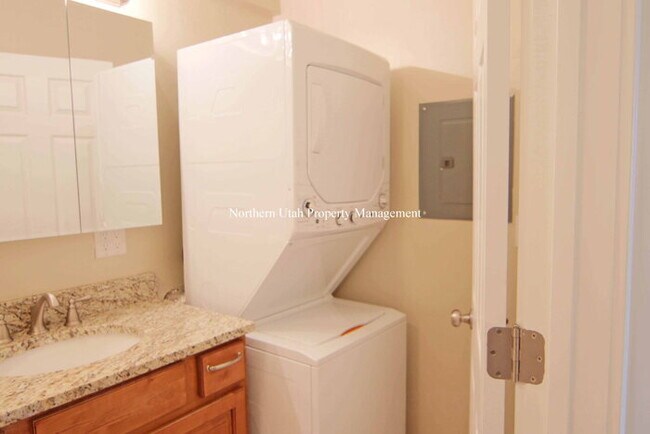 Building Photo - Newer 2 Bed 1 Bath HVAC