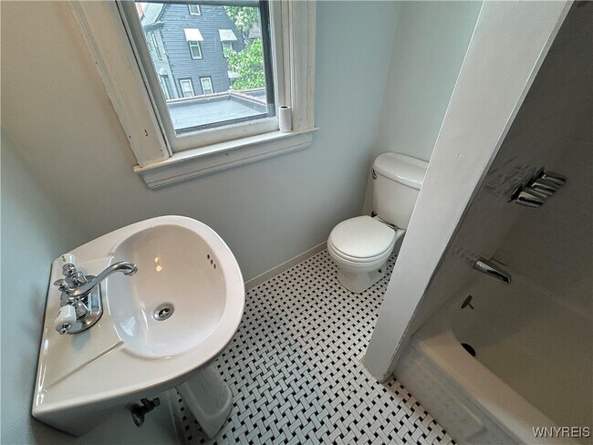 Building Photo - 411 Breckenridge St