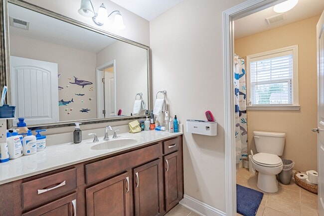 Building Photo - Forest Lakes Pooler